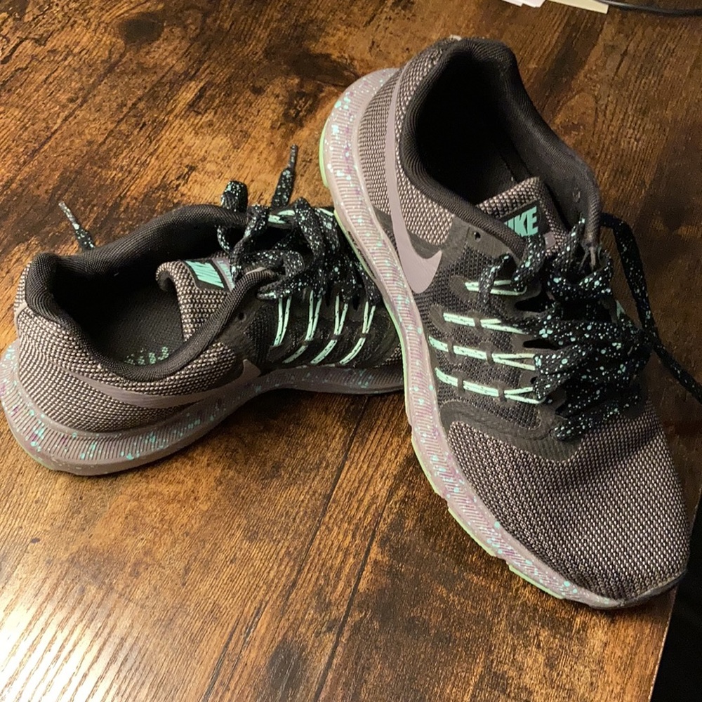 Nike size 6 FITSOLE athletic shoe.